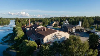 Vue extérieure de la distillerie Kyrö en Finlande, spécialisée dans le whisky et les spiritueux à base de seigle.