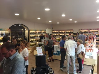 Intérieur magasin Cave du Val d'Or Anse